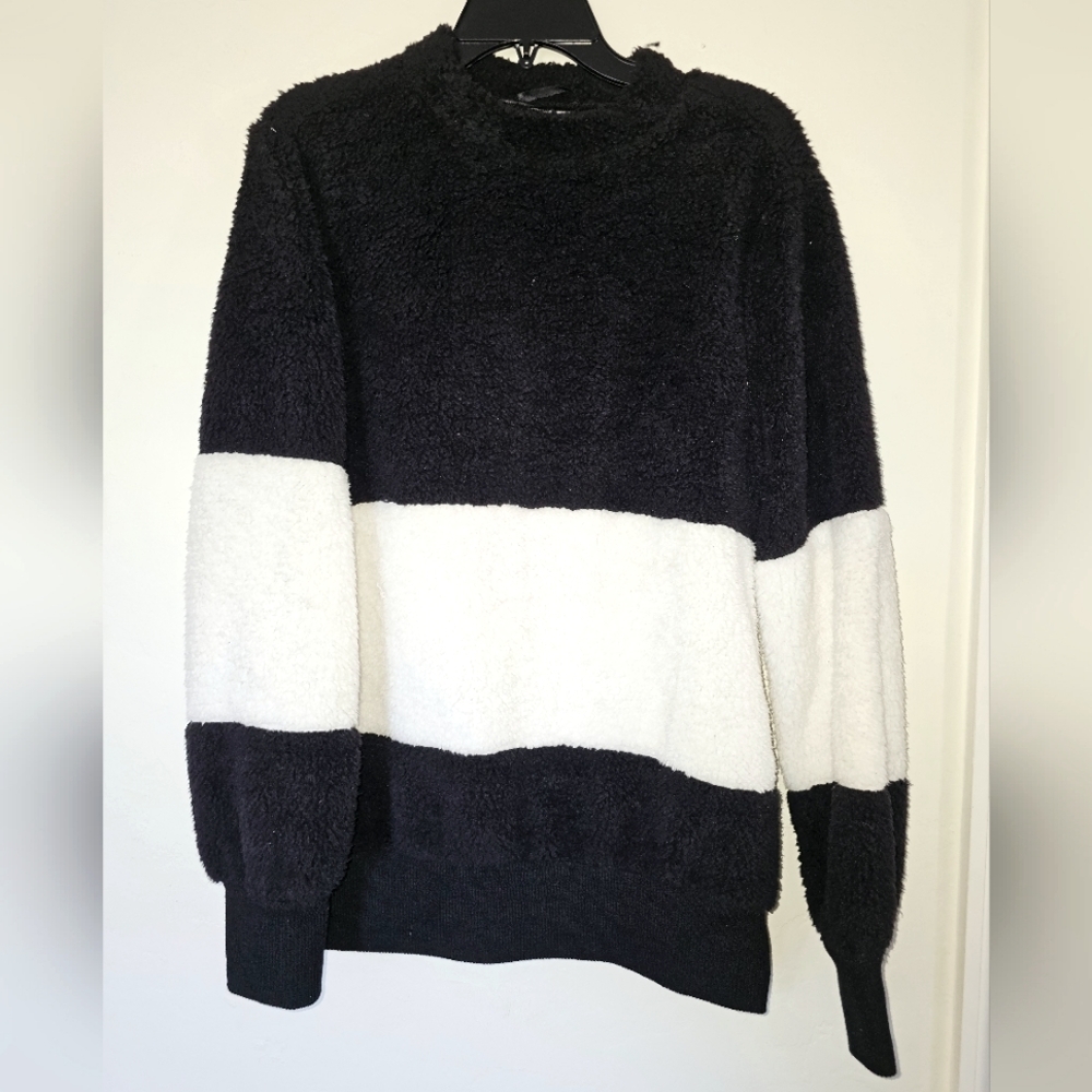 NWOT Doe&rae  SWEATER